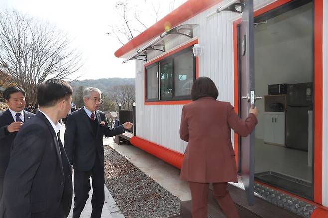 박종훈(오른쪽에서 두번째) 경남교육감이 합천군 야로면에 위치한 미숭산교직원휴양원 개원식에 방갈로 등 시설을 돌아보는 모습  *재판매 및 DB 금지