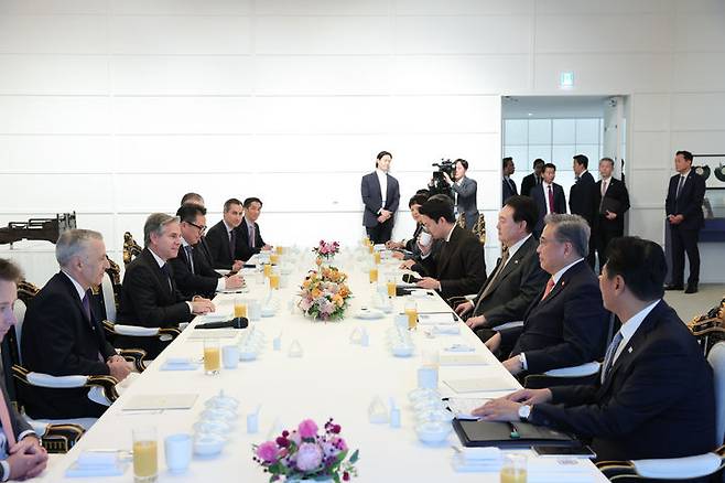 [서울=뉴시스] 윤석열 대통령이 9일 서울 한남동 관저에서 안토니 블링컨 미국 국무장관을 초청해 오찬을 함께하고 있다. (사진=대통령실 제공) 2023.11.09. photo@newsis.com *재판매 및 DB 금지