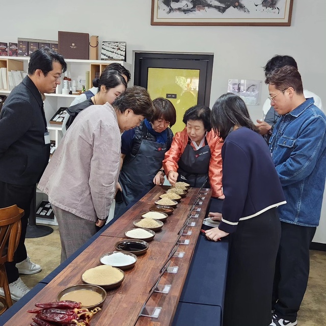 10월28일 열린 발효 학교에서 수강생들이 기순도 명인의 가르침을 듣고 있다 . 고려전통식품