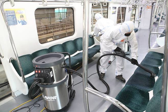 전국에서 빈대 피해가 속출하는 가운데 8일 오후 광주교통공사는 동구 용산차량기지에서 선제적인 방역활동으로 고열 스팀과 진공 청소기 등을 사용해 살균과 살충 작업을 벌이고 있다. 광주=뉴스1