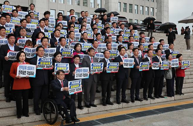 국민의힘 김기현 대표와 윤재옥 원내대표를 비롯한 의원들이 9일 국회 본청 앞 계단에서 열린 '탄핵 남발 민주당 규탄대회'에서 구호를 외치고 있다. ⓒ연합뉴스