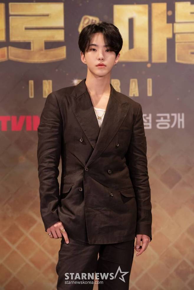 세븐틴 호시가 17일 오전 온라인으로 진행된 티빙 오리지널 '브로 앤 마블' 제작발표회에 참석해 포즈를 취하고 있다.  '브로 앤 마블'은 주사위를 굴려 도착한 도시를 구매하고 다른 플레이어의 도시에 걸릴 경우 통행료를 지불하는 보드게임 부루마블의 규칙을 그대로 가져왔다. 출연진은 아랍에미리트(UAE) 두바이에서 현금으로 통행료를 지불하며 도시 곳곳의 랜드마크를 걸고 게임을 진행한다.   '브로 앤 마블'에는 배우 유연석, 이동휘, 방송인 지석진, 조세호, 가수 규현, 이승기, 그룹 세븐틴의 조슈아, 호시 등이 출연한다. 오는 21일 공개. / 사진제공 = 티빙 /사진=김창현 기자 chmt@