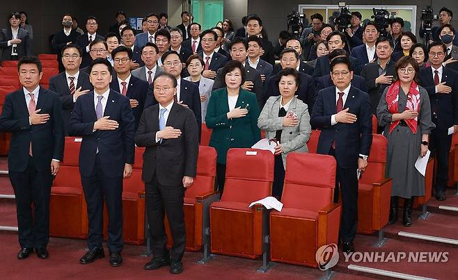 국민의힘 의원총회 (서울=연합뉴스) 한종찬 기자 = 국민의힘 김기현 대표, 윤재옥 원내대표, 유의동 정책위원회 의장 등이 9일 국회 의원회관에서 열린 의원총회에서 국민의례를 하고 있다. 2023.11.9 saba@yna.co.kr