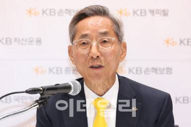 윤종규 KB금융지주 회장이 지난 9월25일 서울 여의도 국민은행 신관에서 열린 KB금융그룹 CEO 기자간담회에서 인사말을 하고 있다.(사진=이데일리 이영훈 기자)