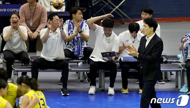 9일 수원 실내체육관에서 열린 2023-24 도드림 V-리그 여자프로배구대회 현대건설과 정관장과의 경기에서 현대건설 강성형 감독이 선수들을 격려하고 있다. (현대건설배구단 제공)2023.11.9/뉴스1