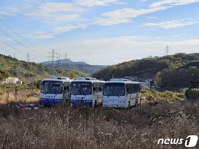 서산시 지곡면 오스카빌아파트 인근 버스에서 개 키우던 현장./뉴스1 김태완 기자