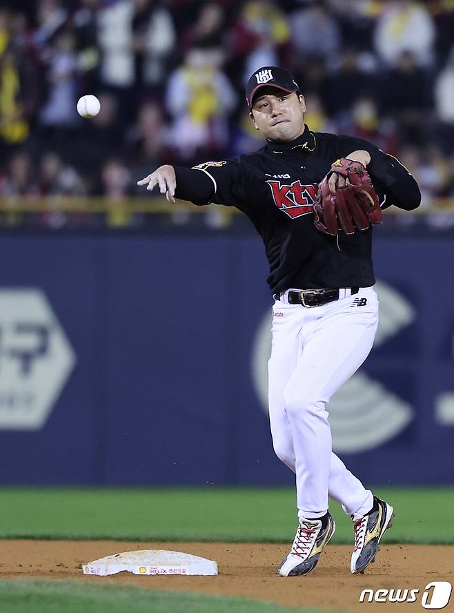 8일 오후 서울 송파구 잠실야구장에서 열린 프로야구 '2023 신한은행 SOL KBO 포스트시즌' 한국시리즈 2차전 LG 트윈스와 kt 위즈의 경기 7회말 무사 주자없는 상황, kt 김상수가 LG 신민재 타구를 잡은 후 1루로 송구하고 있다. 2023.11.8/뉴스1 ⓒ News1 이재명 기자