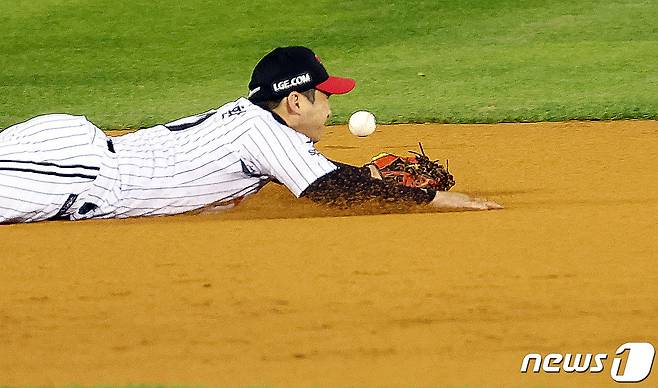 7일 오후 서울 송파구 잠실야구장에서 열린 프로야구 ‘2023 신한은행 SOL KBO 포스트시즌’ 한국시리즈 1차전 LG 트윈스와 kt 위즈의 경기, 8회초 2사 주자없는 상황 LG 유격수 오지환이 kt 황재균의 내야안타 타구를 잡기 위해 몸 날리고 있다. 2023.11.7/뉴스1 ⓒ News1 이동해 기자