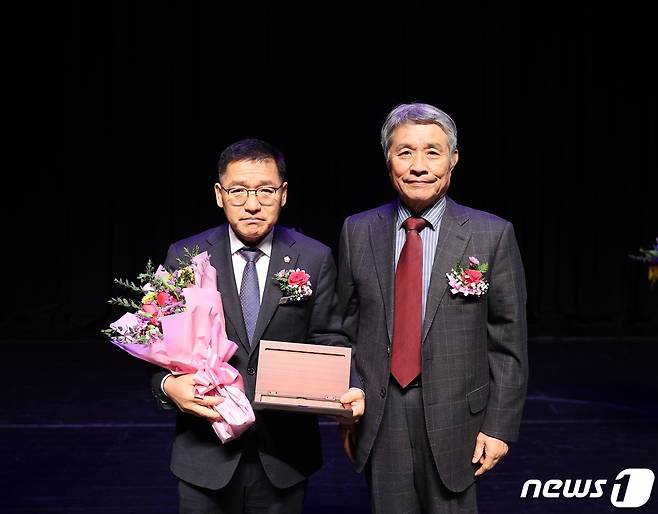 이경신 전북 고창군의회 부의장(왼쪽)이 10일 ‘제6회 고창문화원의 날’를 맞아 한국문화원연합회로부터 지역문화발전에 기여한 공로를 인정받아 표창패를 받았다.