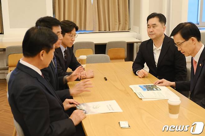 금산군의회 정옥균 부의장(왼쪽 두번째)과 박병훈 의원(왼쪽 세번째), 박범인 금산군수(왼쪽 첫번째)와 김종민 국회의원(오른쪽 두번째)이 방문규 산업통산자원부장관에게 양수발전소 금산 건설의 당위성을 설명하고 있다.(금산군 제공)/뉴스1