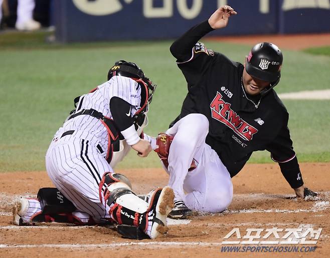 7일 서울 잠실구장에서 열린 KT와 LG의 한국시리즈 1차전. 7회초 2사 1, 2루 대타 김민혁의 안타 때 2루주자 장성우가 홈에서 태그아웃되고 있다. 잠실=정재근 기자 cjg@sportschosun.com/2023.11.7/