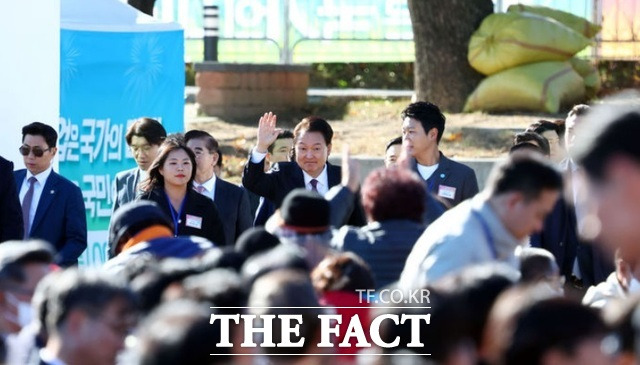 윤 대통령이 10일 오후 경기도 수원 서호잔디광장에서 열린 '제28회 농업인의날 기념식'에 참석하며 농업인들에게 손 인사를 하고 있다. /뉴시스