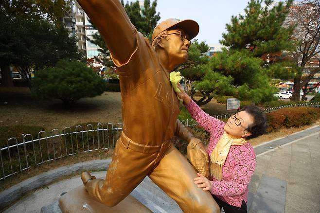 11월 5일 부산 동래구 사직야구장 고 최동원 선수 동상 앞에서 최 선수 10주기를 맞아 개봉하는 영화 '1984 최동원'에 출연한 어머니 김정자 씨가 본지와 인터뷰에 앞서 포즈를 취했다./김동환 기자