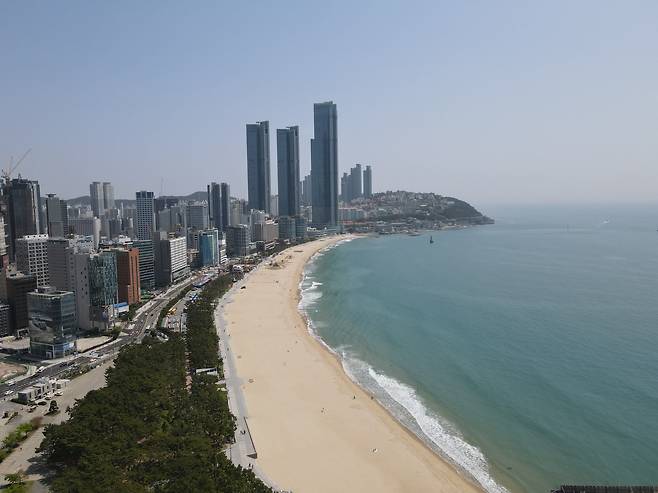 부산 해운대해수욕장. 지난 2015년 13만 5745㎡에 달하던 백사장 면적은 2020년 11만3079㎡, 지난 2021년 9만4149㎡, 지난해 9만3114㎡ 등 계속 줄고 있다. 8년 새 4만2631㎡ 백사장이 줄었는데, 축구장(7140㎡) 5개를 합친 크기다. 연 평균 5328㎡가 감소한 것으로, 이 추세가 매년 계속된다고 가정하면 최악의 경우 17년 뒤인 2040년엔 해운대해수욕장 백사장을 볼 수 없을지도 모른다. /김동환 기자