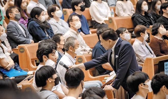 세계로교회 손현보 목사가 예배 도중 청중석에 다가가 교인들에게 발언을 권하고 있다. 손 목사는 어린이들에게 설교와 관련한 퀴즈를 내서 맞히면 즉석에서 선물을 나누기도 한다. /세계로교회 제공