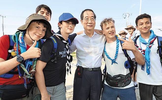 총리와 어깨동무 - 한덕수(가운데) 국무총리가 4일 전북 부안군 2023 새만금 세계 스카우트 잼버리 대회장에서 참가자들과 기념 촬영을 하고 있다. /연합뉴스