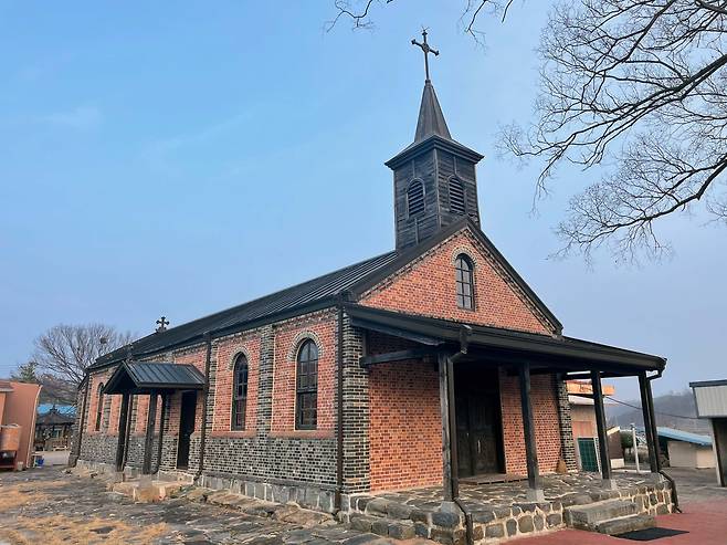 부여 금사리 마을 어귀에 있는 '금사리 성당'은 1906년 부여군에 최초로 세워진 성당이다. 100여년이 흘렀지만 비교적 원형이 잘 보존돼 있다. / 박근희 기자