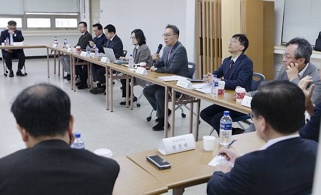 박민수 보건복지부 2차관이 10일 서울 중구 공간모아에서 열린 대한사립대학병원협회 간담회를 주재하고 있다. /보건복지부