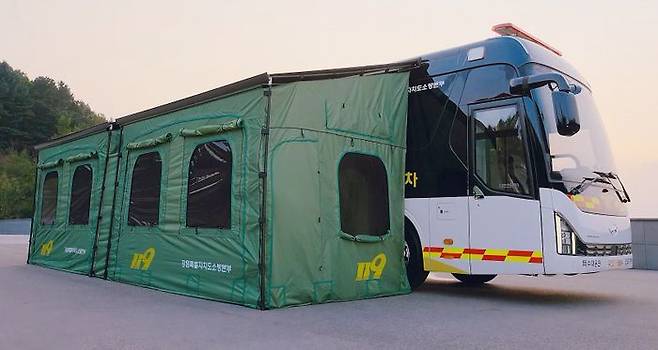 현대차그룹이 소방관들의 회복을 위해 제작한 회복지원차. 어닝 룸 텐트를 설치한 모습. ⓒ현대차그룹