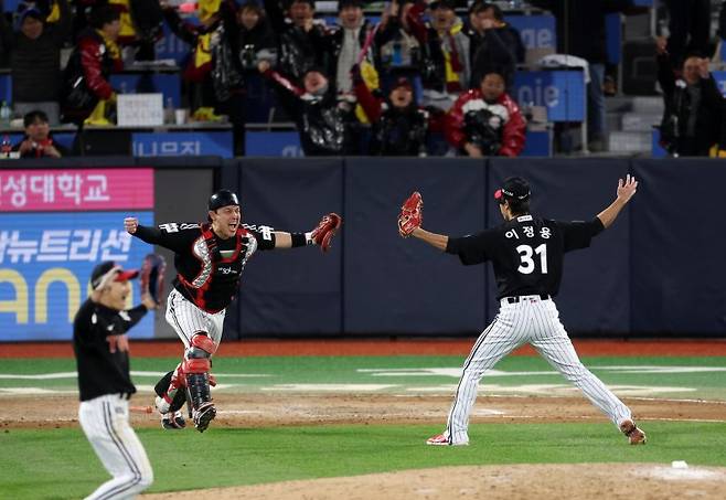 [수원=뉴시스] 조성우 기자 = 10일 오후 경기 수원시 kt위즈파크에서 열린 2023 KBO 한국시리즈 3차전 LG트윈스와 kt 위즈의 경기, LG 포수 박동원과 투수 이정용이 kt 9회말 공격 1사 주자 만루서 김상수의 병살타 아웃으로 kt에 8-7 승리를 거둔 뒤 기뻐하고 있다. 2023.11.10. xconfind@newsis.com <저작권자ⓒ 공감언론 뉴시스통신사. 무단전재-재배포 금지.> /사진=뉴시스