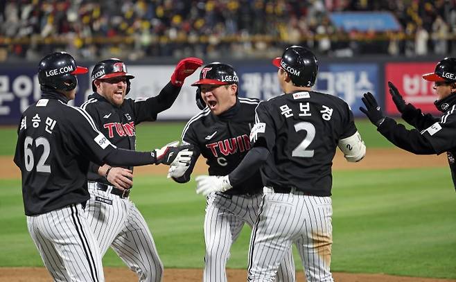 [수원=뉴시스] 김금보 기자 = 10일 오후 경기 수원시 kt위즈파크에서 열린 2023 KBO 한국시리즈 3차전 LG 트윈스와 kt 위즈의 경기, 9회초 2사 1, 2루 LG 오지환이 3점 홈런을 치고 기뻐하고 있다. 2023.11.10. kgb@newsis.com /사진=뉴시스