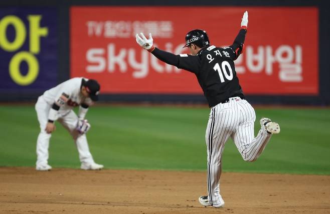 [수원=뉴시스] 김금보 기자 = 10일 오후 경기 수원시 kt위즈파크에서 열린 2023 KBO 한국시리즈 3차전 LG 트윈스와 kt 위즈의 경기, 9회초 2사 1, 2루 LG 오지환이 3점 홈런을 치고 기뻐하고 있다. 2023.11.10. kgb@newsis.com /사진=뉴시스