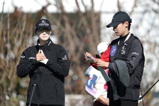 박성현(왼쪽)과 캐디로 나선 김시원이 10일 강원 춘천시 라비에벨 컨트리클럽 올드코스에서 열린 시즌 최종전 SK쉴더스·SK텔레콤 챔피언십 1라운드에서 티샷을 준비하고 있다. SK쉴더스·SK텔레콤 챔피언십 운영본부 제공