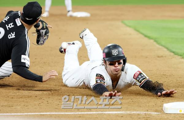 2023 KBO 프로야구 포스트시즌 kt위즈와 LG트윈스의 한국시리즈 3차전 경기가 10일 오후 경기도 수원 kt위즈파크에서 열렸다. 5회말 1사 1루 장성우의 안타 때 1루주자 박병호가 3루까지 내달려 슬라이딩으로 세이프하고 있다. 수원=김민규 기자 mgkim1@edaily.co.kr /2023.11.10/