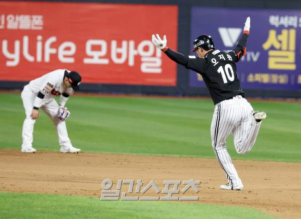 LG 트윈스와 kt 위즈의 2023 KBO 한국시리즈 3차전 경기가 10일 오후 수원 KT위즈파크에서 열렸다. LG 오지환이 9회 kt 마무리 김재윤을 상대로 역전 우월 3점 홈런을 날리고 기뻐하고있다. 수원=정시종 기자