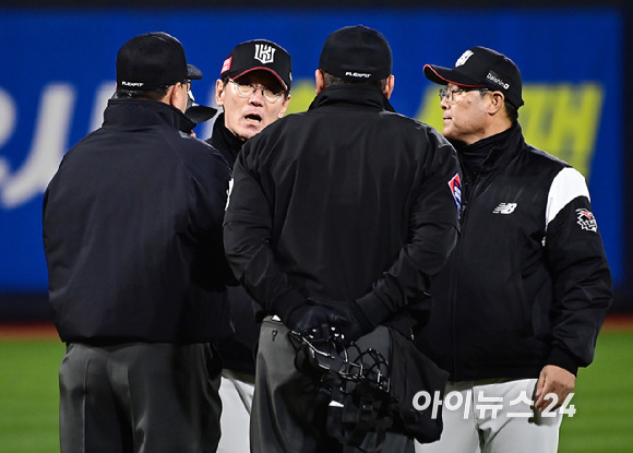 10일 오후 경기도 수원 KT위즈파크에서 열린 '2023 프로야구 KBO리그' 포스트시즌 한국시리즈 3차전 KT 위즈와 LG 트윈스와의 경기가 열렸다.9회말 1사 KT 이강철 감독이 김준태의 헛스윙 판정에 어필하고 있다. [사진=곽영래 기자]