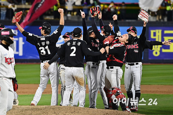 LG 트윈스는 10일 수원 KT 위즈파크에서 열린 KT 위즈와 2023 신한은행 SOL KBO 포스트시즌 한국시리즈 3차전에서 8–7로 승리를 거뒀다. 승리를 거둔 LG 선수들이 기뻐하고 있다. [사진=곽영래 기자]