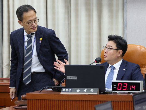 국회 운영위 더불어민주당 박주민 간사와 국민의힘 김성원 간사가 8일 서울 여의도 국회에서 열린 운영위원회의 국가인권위원회에 대한 국정감사에서 대화를 하고 있다. 뉴스1