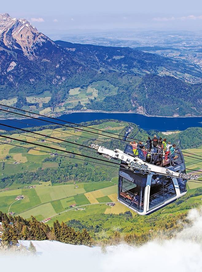 슈탄저호른 2층 케이블카. 유리창이 없는 케이블카의 장점을 절감할 수 있다.       GettyImagesBank