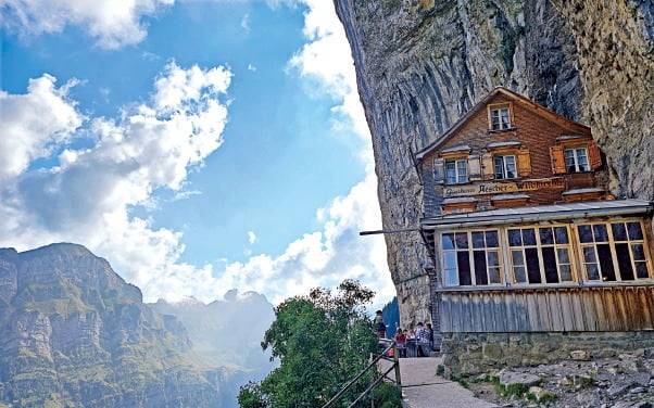에벤알프에 있는 애셔 산장. 절벽길 바로 옆에 있다.