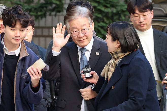 이재명 더불어민주당 대표가 10일 서울 서초구 서울중앙지방법원에서 열린 공직선거법 위반 1심 속행 공판에 출석하며 지지자들에게 인사하고 있다. /사진=뉴스1