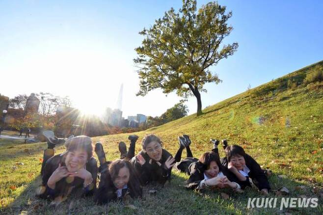 학교 친구들과 고등학교 교복을 빌려 입고 사진 촬영에 나선 권나현(67) 씨는 “모처럼 맑은 가을 날씨 속에 친구들과 마음껏 웃고 사진도 많이 찍었다”면서 “교복을 입으니 10대 소녀로 돌아온 기분이다. 여유롭고 풍광이 아름다운 공원에서 친구들과 충분히 가을을 만끽하고 갈 것”이라며 환하게 웃었다.