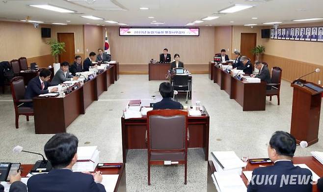 충남도의회 농수산해양위원회는 지난 9일 충남농업기술원에 대한 2023년도 행정사무감사를 펼쳤다.   충남도의회 제공