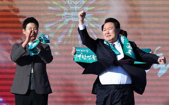 윤석열 대통령이 10일 오후 경기 수원 팔달구 서호 잔디광장에서 열린 제28회 농업인의 날 기념식에서 어퍼컷 세리머니를 하고 있다. 연합뉴스