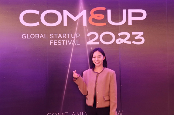 김민지 브이드림 대표가 서울 동대문디자인플라자(DDP)에서 진행 중인 '컴업(COMEUP) 2023' 행사장에서 기념사진을 찍고 있다/사진제공=브이드림