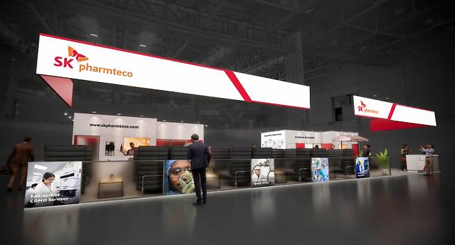 SK와 롯데가 바이오의약품 위탁개발생산(CDMO) 사업에 집중한다. SK는 글로벌 CDMO 통합 법인 SK팜테코의 사업 확장을 위한 프리IPO를 진행중이며 롯데는 CDMO 관계사 롯데바이오로직스의 공장 건설을 본격화할 계획이다. SK팜테코 CPHI 바르셀로나 2023 부스 조감도. /사진=SK