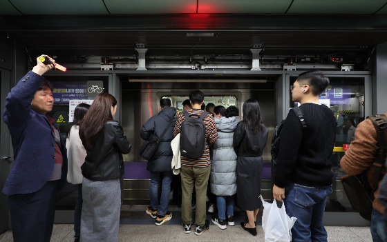 9일 서울교통공사에 따르면 앞선 8일 시작된 노조의 경고성 파업은 오늘 오후 6시에 종료할 예정이다. 노조 측이 공사와의 대화가 원활히 이뤄지지 않을 시 수능 이후 2차 전면 파업에 나서겠다고 예고하면서 시민 불편 가중이 예상되는 상황이다./사진=뉴시스