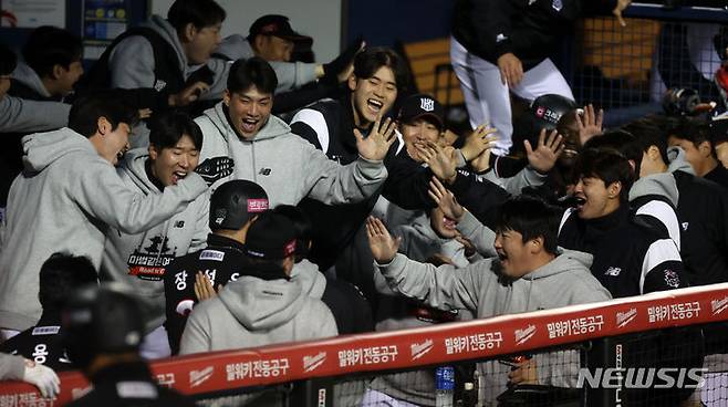 [서울=뉴시스] 김선웅 기자 = 8일 서울 송파구 잠실야구장에서 열린 2023 프로야구 한국시리즈 KT 위즈와 LG 트윈스의 2차전 경기, 1회초 4득점에 성공한 KT 선수들이 기뻐하고 있다. 2023.11.08. mangusta@newsis.com