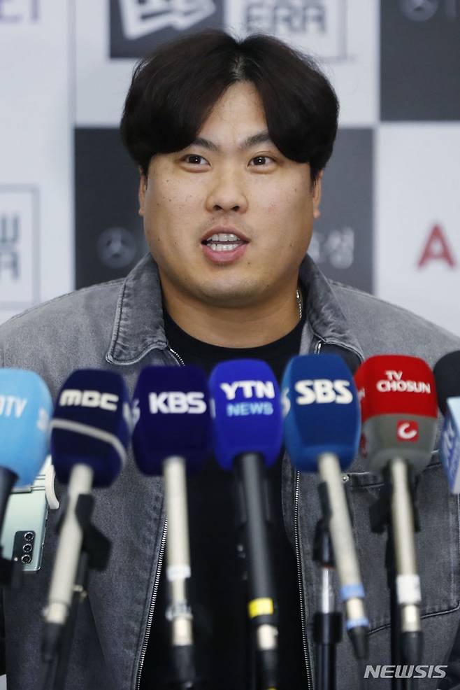 [인천공항=뉴시스] 최동준 기자 = 팔꿈치 수술 후 재기에 성공한 류현진이 18일 인천국제공항을 통해 귀국해 취재진 질문에 답변하고 있다. 2023.10.18. photocdj@newsis.com