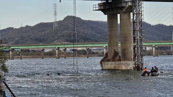 [고령=뉴시스] 10일 오후 2시32분께 경북 고령군 성산면 고령교 입구에서 1t 트럭이 낙동강으로 떨어졌다. (사진=경북소방본부 제공) 2023.11.10. photo@newsis.com *재판매 및 DB 금지