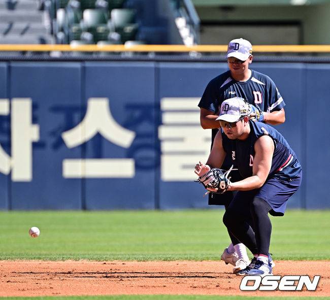 [OSEN=지형준 기자]경기에 앞서 두산 장승현, 박유연이 훈련을 하고 있다. 2023.08.08 /jpnews@osen.co.kr