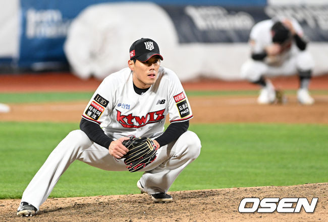 [OSEN=수원, 이대선 기자] 10일 오후 수원 KT위즈파크에서 ‘2023 신한은행 SOL KBO 포스트시즌 한국시리즈’ 3차전 KT 위즈와 LG 트윈스의 경기가 열렸다.9회초 2사 1,2루에서 LG 오지환에게 우월 스리런 홈런을 허용한 KT 김재윤이 아쉬운 표정을 짓고 있다. 2023.11.10 /sunday@osen.co.kr