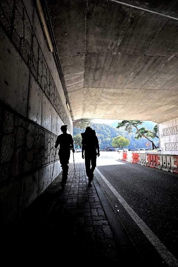 휴게소 옆 굴다리를 지나면 망덕산 아래의 지우대마을이 나온다.