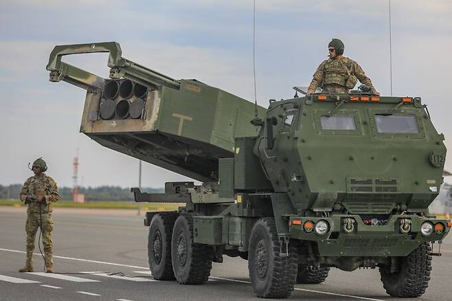 미군이 운용중인 하이마스(HIMARS) 다연장로켓. 한국 해병대도 이처럼 경량화된 다연장로켓이 필요하다는 지적이다. 미 육군 제공