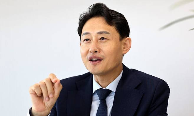 윤재관 전 청와대 국정홍보비서관이 지난 6일 서울 용산 세계일보 사옥에서 22대 총선에 도전한 계기 등을 설명하고 있다.&nbsp;허정호 기자