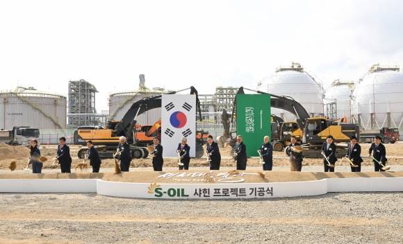 지난 3월 9일 에쓰오일 울산공장에서 샤힌 프로젝트 기공식이 열렸다. 김두겸(왼쪽 다섯 번째) 울산시장이 후세인 알 카타니(여섯 번째) 에쓰오일 CEO, 윤석열(가운데) 대통령 등과 함께 첫 삽을 뜨고 있다. 울산시 제공